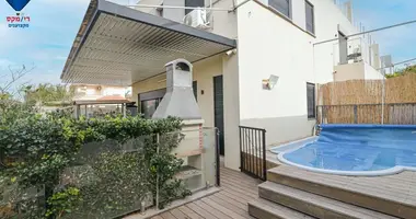 Cottage 10 rooms in Hadera, Israel