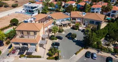 Shop 297 m² in Peyia, Cyprus