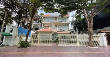 Commercial property 660 m² in Khan Daun Penh, Cambodia