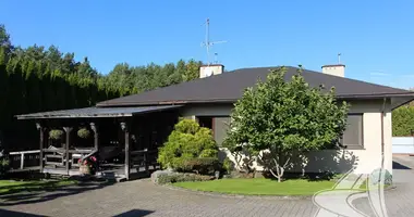 Casa en Kamianica Zyravieckaja, Belarús