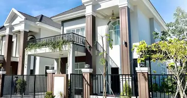 4 bedroom house in Khan Daun Penh, Cambodia