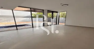 Villa 4 bedrooms in Sharjah, United Arab Emirates