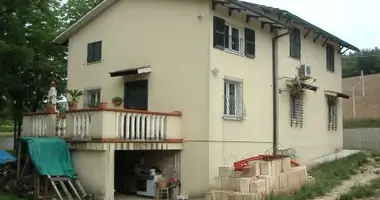 Casa 9 habitaciones en Terni, Italia