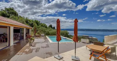 Villa 5 bedrooms in Grad Omis, Croatia