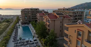 Apartament na Riwierze Albańskiej do wynajęcia w Radhime, Vlore. Nowoczesny, tuż przy plaży i z basenem w Orikum, Albania