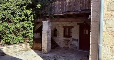 Traditional stone hotel of 320 sq.m. for sale in Central Zagori. It has 7 rooms (22 beds), café-bar, full FF&E equipment, and EOT license. Turnkey investment, €920,000 dans Kato Pedina, Grèce