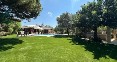 Квартира 4 спальни в Куклия, Кипр