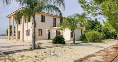 5 bedroom house in Nisou, Cyprus