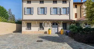 4 bedroom apartment in Castelnuovo, Italy