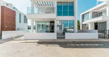 Haus 4 Schlafzimmer in Paralimni, Zypern