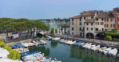 Ático Ático 9 habitaciones en Desenzano del Garda, Italia