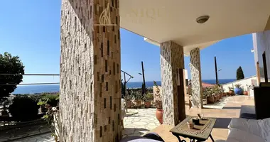 Villa 4 bedrooms in Chloraka, Cyprus