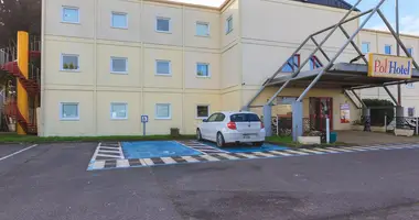 Hotel 1 000 m² in Fontenay Tresigny, France