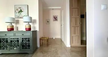 Mieszkanie 4 pokoi w Warszawa, Polska