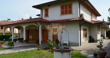 Villa 4 bedrooms in Collecorvino, Italy