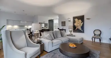 Mieszkanie 3 pokoi w Warszawa, Polska