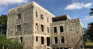 Shell construction of an exceptional, large building, near Accra, extension possible dans Gomoa East District, Ghana