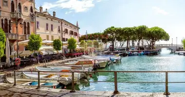 Mieszkanie 4 pokoi w Desenzano del Garda, Włochy