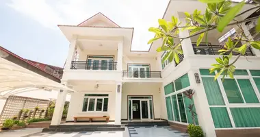 Villa 8 chambres dans Sangkat Tuol Tumpung Ti Muoy, Cambodge