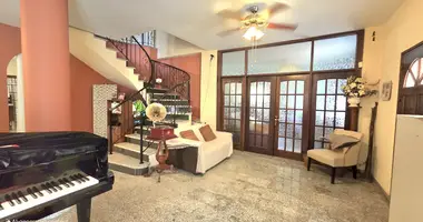 Квартира 5 спален в Demos Agiou Athanasiou, Кипр