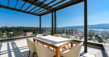 Wohnungen auf mehreren Ebenen 2 Schlafzimmer in Tivat, Montenegro