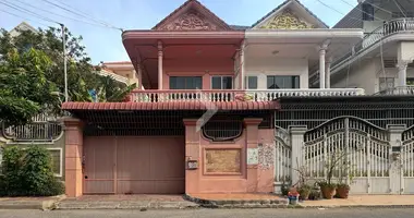 Villa 5 zimmer in Sangkat Tuol Tumpung Ti Muoy, Kambodscha