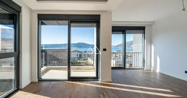 Apartamento 6 habitaciones en Tivat, Montenegro