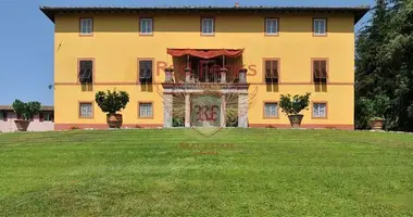 Commercial property 2 280 m² in Lucca, Italy