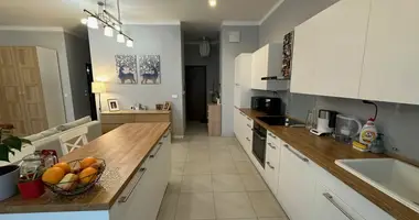 Mieszkanie 3 pokoi w Warszawa, Polska