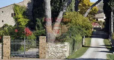Propriété commerciale 5 265 m² dans Sienne, Italie