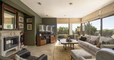 5 bedroom apartment in Koinoteta Parekklesias, Cyprus