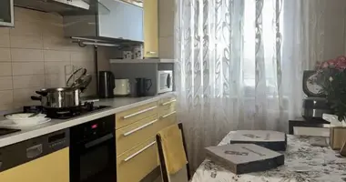 Apartamento 3 habitaciones en Molodizhne, Ucrania