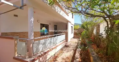 4 bedroom house in Pecurice, Montenegro