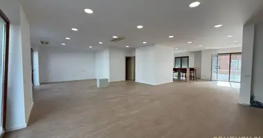 Bureau 180 m² dans Tirana, Albanie