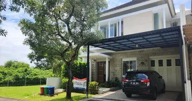 5 bedroom house in Peguyangan, Indonesia