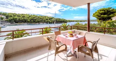 Mieszkanie 2 pokoi w Opcina Milna, Chorwacja