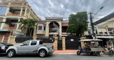 Villa de 6 habitaciones en Sangkat Tuol Svay Prey Ti Muoy, Camboya