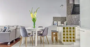 Mieszkanie 3 pokoi w Warszawa, Polska