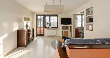 Mieszkanie 3 pokoi w Warszawa, Polska