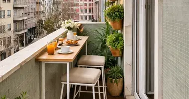 Three-bedroom apartment with balcony, located on Rua Conde Redondo, Lisbon. in Lissabon, Portugal