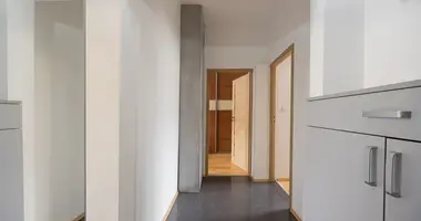 Mieszkanie 3 pokoi w Warszawa, Polska