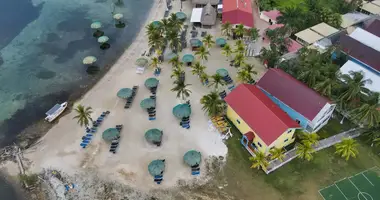 4 bedroom house in Thatch Point, Honduras