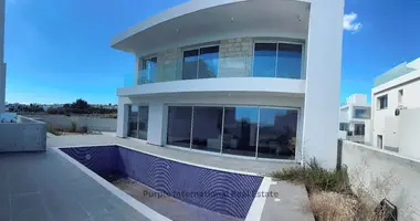 Villa 4 bedrooms in Paralimni, Cyprus