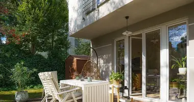 Mieszkanie 4 pokoi w Warszawa, Polska