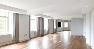 4 bedroom apartment in London, United Kingdom