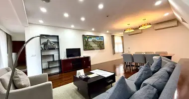 Condo 3 bedrooms in Sangkat Wat Phnom, Cambodia