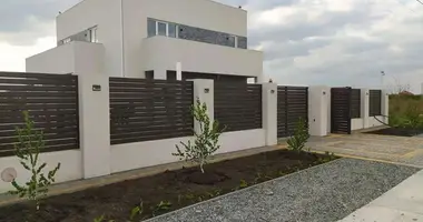 Haus 3 zimmer in Molodischne, Ukraine