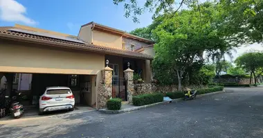 Villa 4 chambres dans Pattaya, Thaïlande