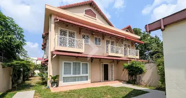 Villa 4 chambres dans Sangkat Prek Pra, Cambodge
