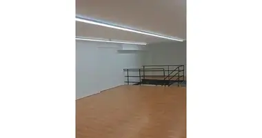 Commercial property 135 m² in Tirana Municipality, Albania